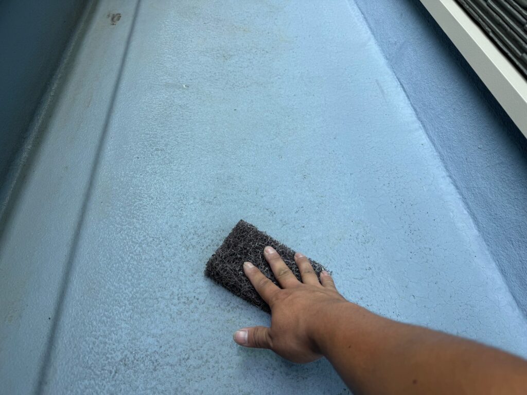 FRPベランダ：ケレン<br />
（ケレンとは、塗料との密着を良くするために、専用の道具にて細かい傷をつける下地調整です。）